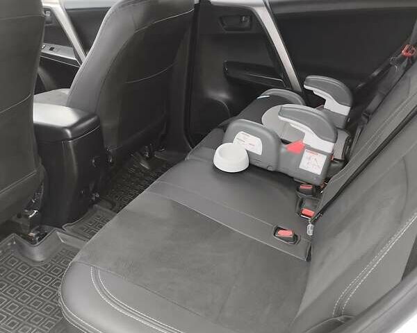 Белый Тойота РАВ 4, объемом двигателя 2.5 л и пробегом 120 тыс. км за 20000 $, фото 5 на Automoto.ua