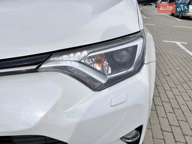 Белый Тойота РАВ 4, объемом двигателя 2 л и пробегом 171 тыс. км за 19999 $, фото 109 на Automoto.ua