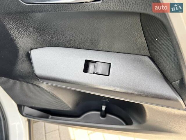 Белый Тойота РАВ 4, объемом двигателя 2 л и пробегом 171 тыс. км за 19999 $, фото 76 на Automoto.ua