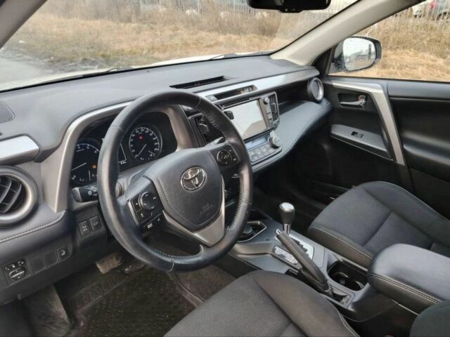 Белый Тойота РАВ 4, объемом двигателя 0 л и пробегом 120 тыс. км за 19500 $, фото 6 на Automoto.ua