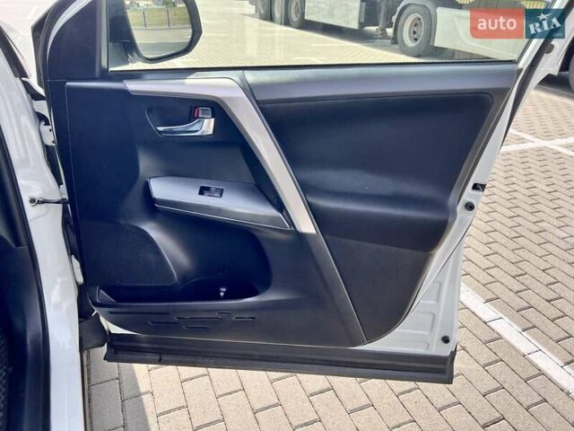 Белый Тойота РАВ 4, объемом двигателя 2 л и пробегом 171 тыс. км за 19999 $, фото 77 на Automoto.ua