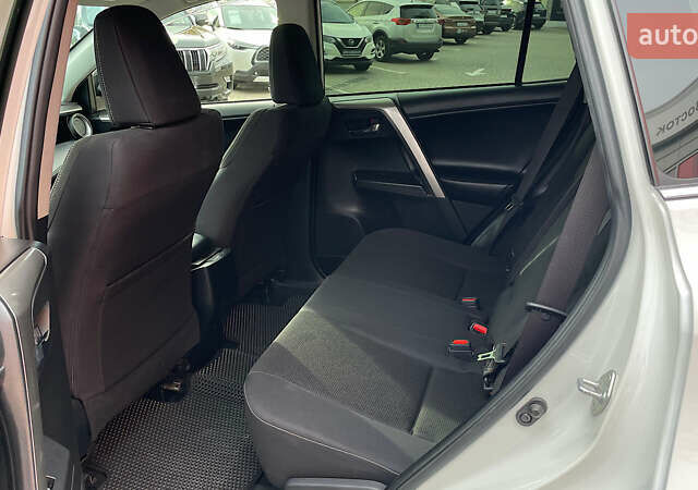 Білий Тойота РАВ 4, об'ємом двигуна 1.99 л та пробігом 158 тис. км за 18878 $, фото 10 на Automoto.ua