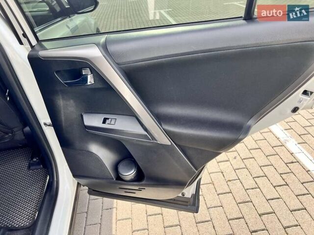 Белый Тойота РАВ 4, объемом двигателя 2 л и пробегом 171 тыс. км за 19999 $, фото 61 на Automoto.ua