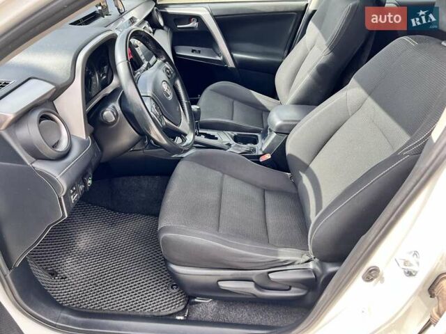 Белый Тойота РАВ 4, объемом двигателя 2 л и пробегом 171 тыс. км за 19999 $, фото 105 на Automoto.ua