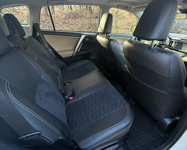 Білий Тойота РАВ 4, об'ємом двигуна 2.49 л та пробігом 150 тис. км за 22500 $, фото 10 на Automoto.ua