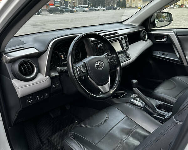 Білий Тойота РАВ 4, об'ємом двигуна 2.49 л та пробігом 163 тис. км за 18000 $, фото 28 на Automoto.ua