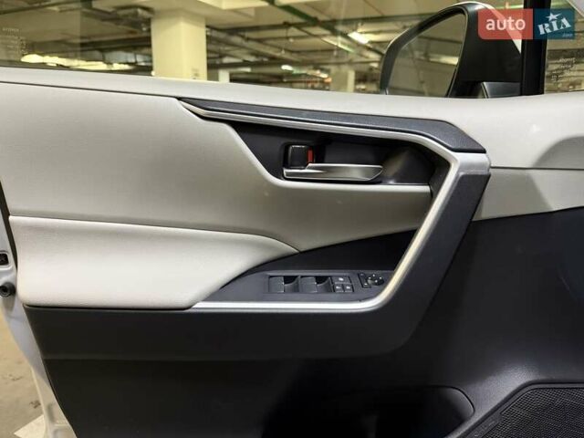 Білий Тойота РАВ 4, об'ємом двигуна 2.49 л та пробігом 33 тис. км за 27900 $, фото 18 на Automoto.ua