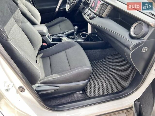 Белый Тойота РАВ 4, объемом двигателя 2 л и пробегом 171 тыс. км за 19999 $, фото 84 на Automoto.ua