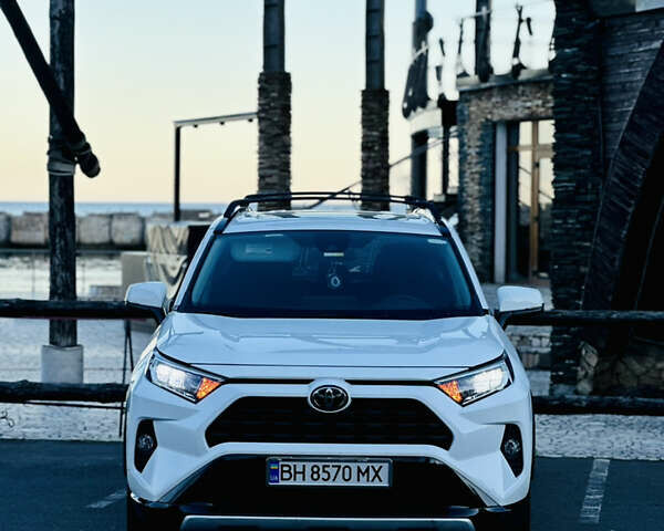 Тойота РАВ 4 2019 в Одессе на Automoto.ua Белый Тойота РАВ 4, объемом двигателя 2.49 л и пробегом 89 тыс. км за 23300 $, фото 1 на Automoto.ua