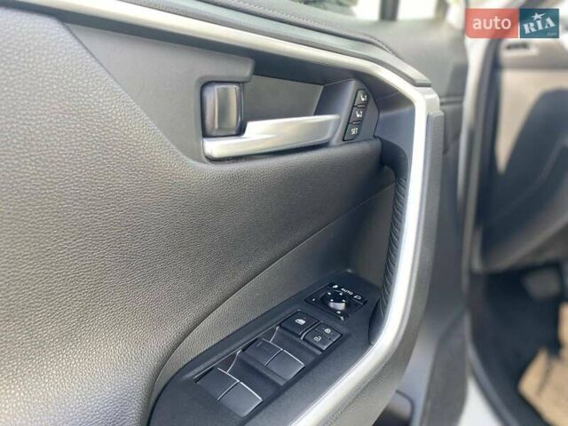 Тойота РАВ 4 2019 в Полтаве на Automoto.ua Белый Тойота РАВ 4, объемом двигателя 1.99 л и пробегом 101 тыс. км за 28700 $, фото 10 на Automoto.ua