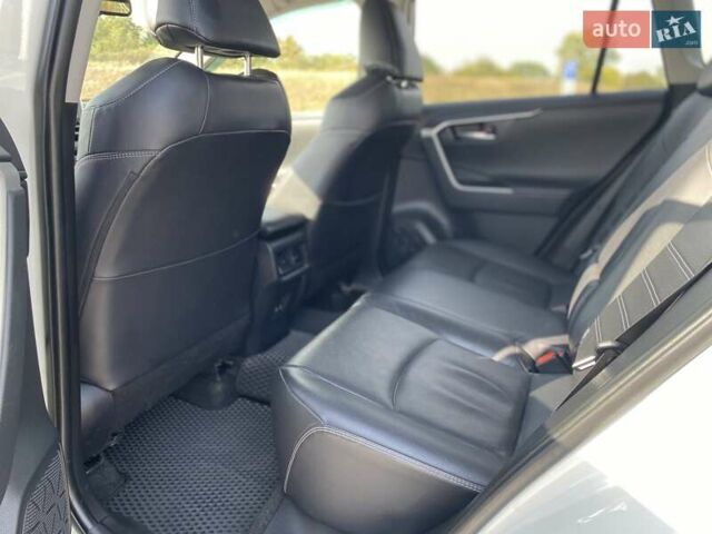 Тойота РАВ 4 2019 в Полтаве на Automoto.ua Белый Тойота РАВ 4, объемом двигателя 1.99 л и пробегом 101 тыс. км за 28700 $, фото 8 на Automoto.ua