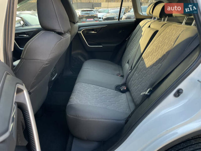 Белый Тойота РАВ 4, объемом двигателя 2 л и пробегом 215 тыс. км за 21000 $, фото 9 на Automoto.ua