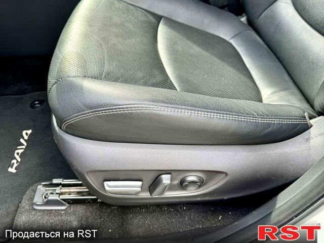 Білий Тойота РАВ 4, об'ємом двигуна 2 л та пробігом 92 тис. км за 29700 $, фото 10 на Automoto.ua