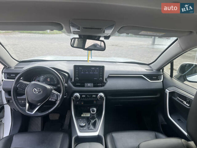 Тойота РАВ 4 2019 в Ровно на Automoto.ua Белый Тойота РАВ 4, объемом двигателя 1.99 л и пробегом 83 тыс. км за 28400 $, фото 20 на Automoto.ua