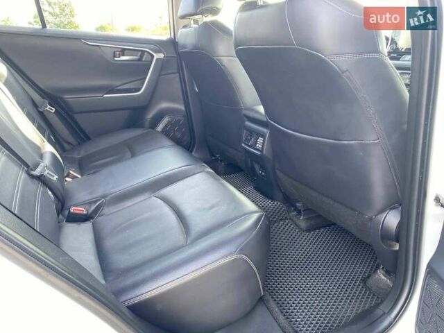 Тойота РАВ 4 2019 в Полтаве на Automoto.ua Белый Тойота РАВ 4, объемом двигателя 1.99 л и пробегом 101 тыс. км за 28700 $, фото 9 на Automoto.ua