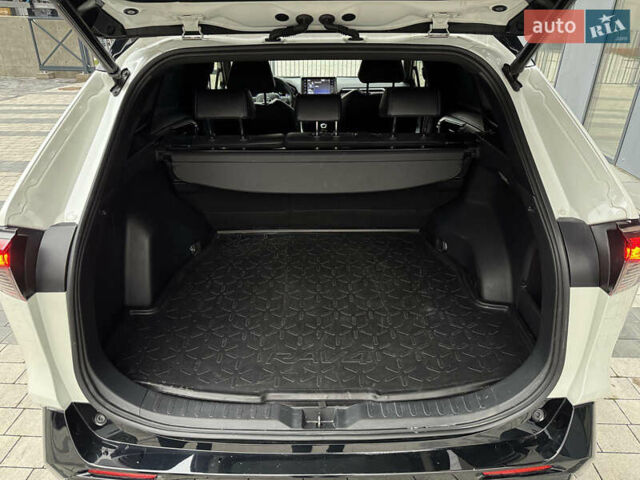 Білий Тойота РАВ 4, об'ємом двигуна 2.49 л та пробігом 106 тис. км за 31500 $, фото 2 на Automoto.ua