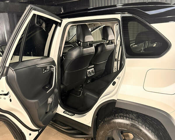 Тойота РАВ 4 2019 в Киеве на Automoto.ua Белый Тойота РАВ 4, объемом двигателя 2.49 л и пробегом 85 тыс. км за 41500 $, фото 8 на Automoto.ua