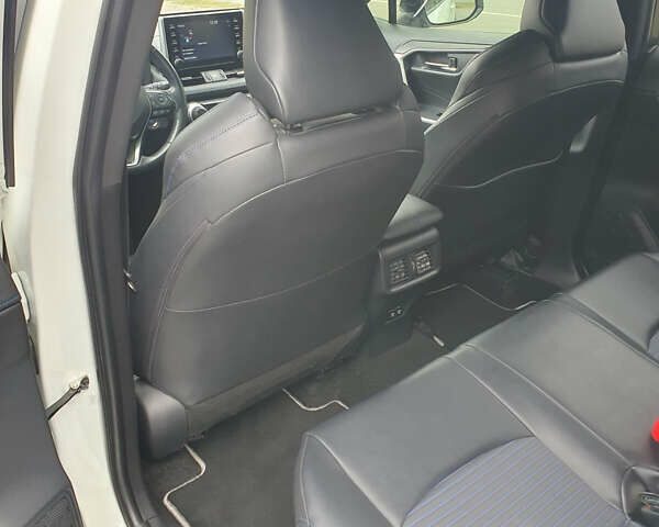 Белый Тойота РАВ 4, объемом двигателя 2.5 л и пробегом 150 тыс. км за 33000 $, фото 2 на Automoto.ua