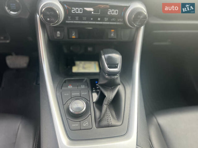 Тойота РАВ 4 2019 в Ровно на Automoto.ua Белый Тойота РАВ 4, объемом двигателя 1.99 л и пробегом 83 тыс. км за 28400 $, фото 34 на Automoto.ua