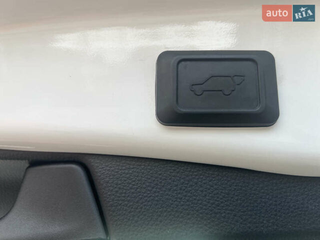 Тойота РАВ 4 2019 в Ровно на Automoto.ua Белый Тойота РАВ 4, объемом двигателя 1.99 л и пробегом 83 тыс. км за 28400 $, фото 41 на Automoto.ua