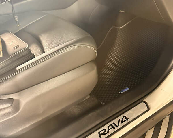 Тойота РАВ 4 2019 в Киеве на Automoto.ua Белый Тойота РАВ 4, объемом двигателя 2.49 л и пробегом 85 тыс. км за 41500 $, фото 44 на Automoto.ua