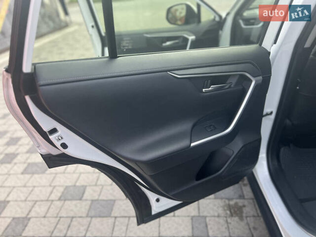 Тойота РАВ 4 2019 в Ровно на Automoto.ua Белый Тойота РАВ 4, объемом двигателя 1.99 л и пробегом 83 тыс. км за 28400 $, фото 31 на Automoto.ua