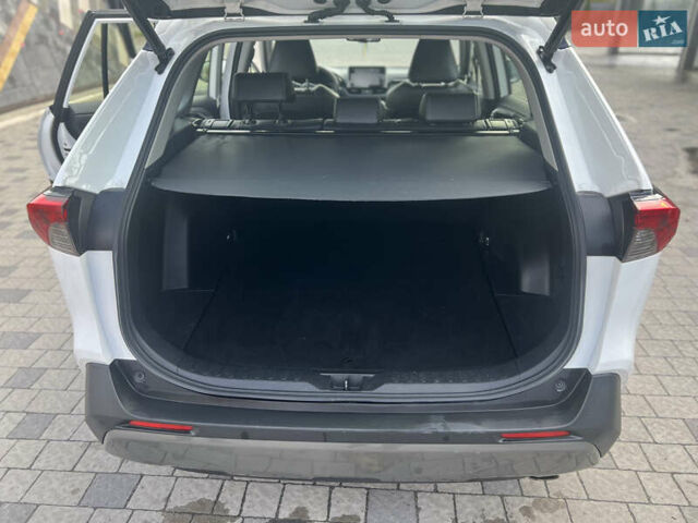 Тойота РАВ 4 2019 в Ровно на Automoto.ua Белый Тойота РАВ 4, объемом двигателя 1.99 л и пробегом 83 тыс. км за 28400 $, фото 39 на Automoto.ua