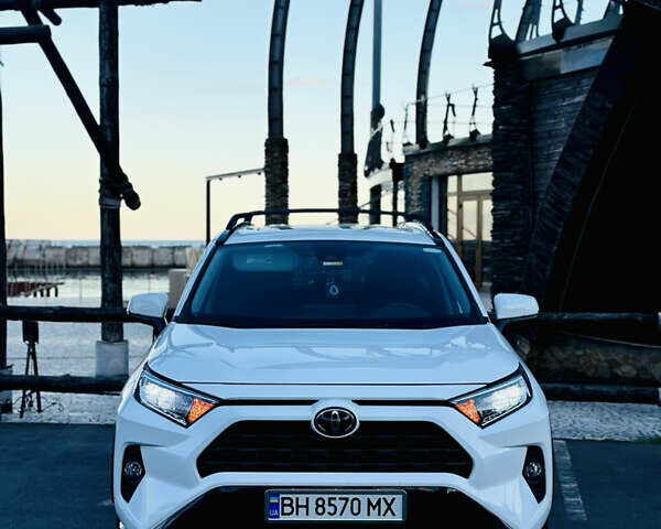 Тойота РАВ 4 2019 в Одессе на Automoto.ua Белый Тойота РАВ 4, объемом двигателя 2.49 л и пробегом 89 тыс. км за 23300 $, фото 3 на Automoto.ua