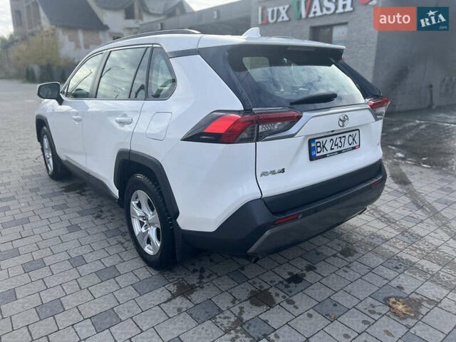 Тойота РАВ 4 2019 в Ровно на Automoto.ua Белый Тойота РАВ 4, объемом двигателя 1.99 л и пробегом 83 тыс. км за 28400 $, фото 14 на Automoto.ua