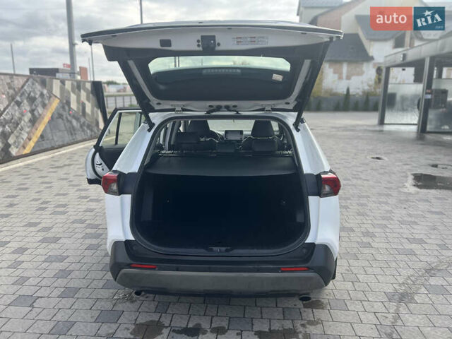 Тойота РАВ 4 2019 в Ровно на Automoto.ua Белый Тойота РАВ 4, объемом двигателя 1.99 л и пробегом 83 тыс. км за 28400 $, фото 42 на Automoto.ua