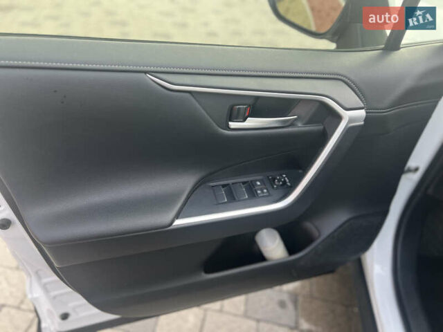 Тойота РАВ 4 2019 в Ровно на Automoto.ua Белый Тойота РАВ 4, объемом двигателя 1.99 л и пробегом 83 тыс. км за 28400 $, фото 32 на Automoto.ua