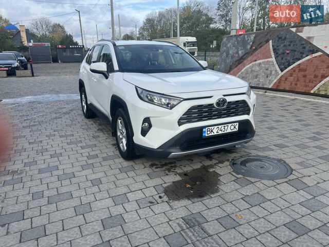 Тойота РАВ 4 2019 в Ровно на Automoto.ua Белый Тойота РАВ 4, объемом двигателя 1.99 л и пробегом 83 тыс. км за 28400 $, фото 3 на Automoto.ua