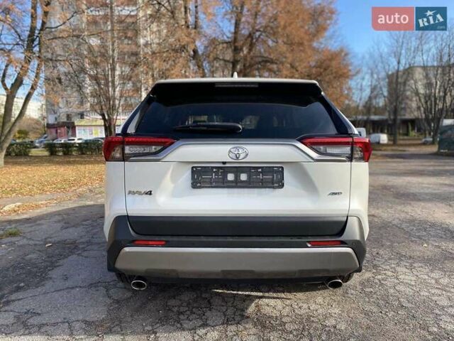 Тойота РАВ 4 2019 в Полтаве на Automoto.ua Белый Тойота РАВ 4, объемом двигателя 1.99 л и пробегом 101 тыс. км за 28700 $, фото 5 на Automoto.ua