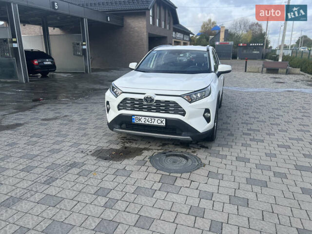 Тойота РАВ 4 2019 в Ровно на Automoto.ua Белый Тойота РАВ 4, объемом двигателя 1.99 л и пробегом 83 тыс. км за 28400 $, фото 2 на Automoto.ua