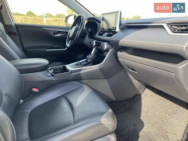 Тойота РАВ 4 2019 в Полтаве на Automoto.ua Белый Тойота РАВ 4, объемом двигателя 1.99 л и пробегом 101 тыс. км за 28700 $, фото 7 на Automoto.ua