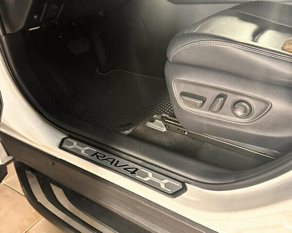 Тойота РАВ 4 2019 в Киеве на Automoto.ua Белый Тойота РАВ 4, объемом двигателя 2.49 л и пробегом 85 тыс. км за 41500 $, фото 7 на Automoto.ua