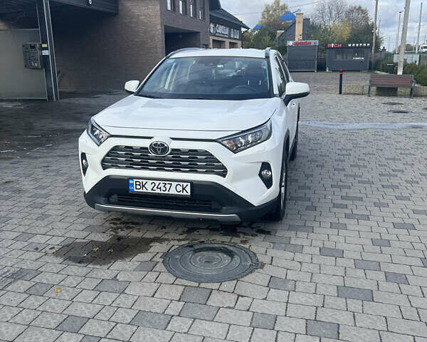 Тойота РАВ 4 2019 в Ровно на Automoto.ua Белый Тойота РАВ 4, объемом двигателя 1.99 л и пробегом 83 тыс. км за 28400 $, фото 1 на Automoto.ua