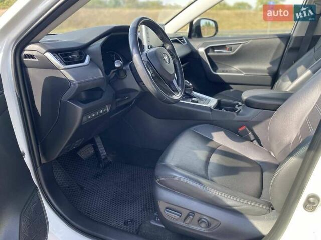 Тойота РАВ 4 2019 в Полтаве на Automoto.ua Белый Тойота РАВ 4, объемом двигателя 1.99 л и пробегом 101 тыс. км за 28700 $, фото 6 на Automoto.ua