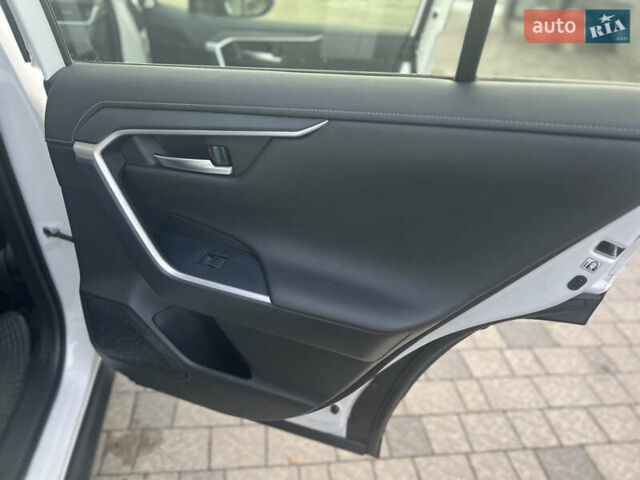 Тойота РАВ 4 2019 в Ровно на Automoto.ua Белый Тойота РАВ 4, объемом двигателя 1.99 л и пробегом 83 тыс. км за 28400 $, фото 30 на Automoto.ua