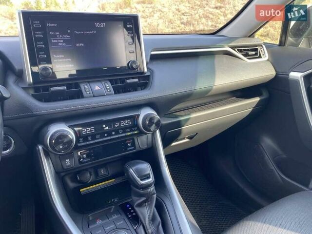 Тойота РАВ 4 2019 в Полтаве на Automoto.ua Белый Тойота РАВ 4, объемом двигателя 1.99 л и пробегом 101 тыс. км за 28700 $, фото 14 на Automoto.ua