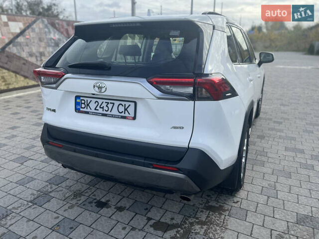 Тойота РАВ 4 2019 в Ровно на Automoto.ua Белый Тойота РАВ 4, объемом двигателя 1.99 л и пробегом 83 тыс. км за 28400 $, фото 11 на Automoto.ua