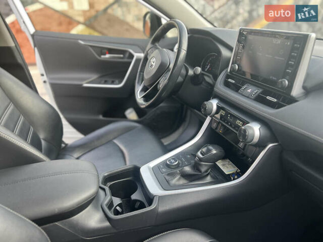 Тойота РАВ 4 2019 в Ровно на Automoto.ua Белый Тойота РАВ 4, объемом двигателя 1.99 л и пробегом 83 тыс. км за 28400 $, фото 22 на Automoto.ua