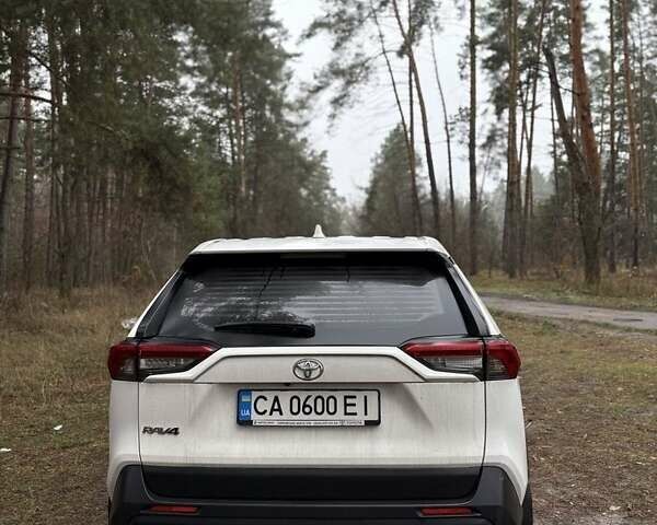 Белый Тойота РАВ 4, объемом двигателя 2 л и пробегом 47 тыс. км за 25000 $, фото 2 на Automoto.ua
