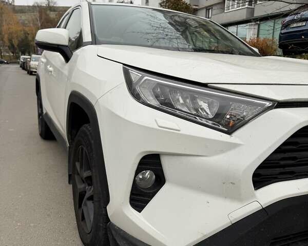 Белый Тойота РАВ 4, объемом двигателя 1.99 л и пробегом 144 тыс. км за 25000 $, фото 1 на Automoto.ua