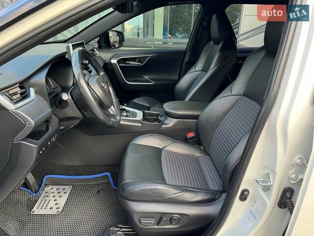 Тойота РАВ 4 2020 в Полтаве на Automoto.ua Белый Тойота РАВ 4, объемом двигателя 2.49 л и пробегом 81 тыс. км за 34000 $, фото 3 на Automoto.ua