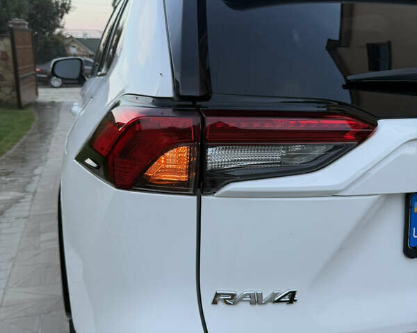 Белый Тойота РАВ 4, объемом двигателя 2.49 л и пробегом 95 тыс. км за 31153 $, фото 3 на Automoto.ua