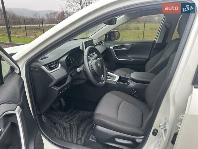 Белый Тойота РАВ 4, объемом двигателя 2.49 л и пробегом 8 тыс. км за 30500 $, фото 8 на Automoto.ua