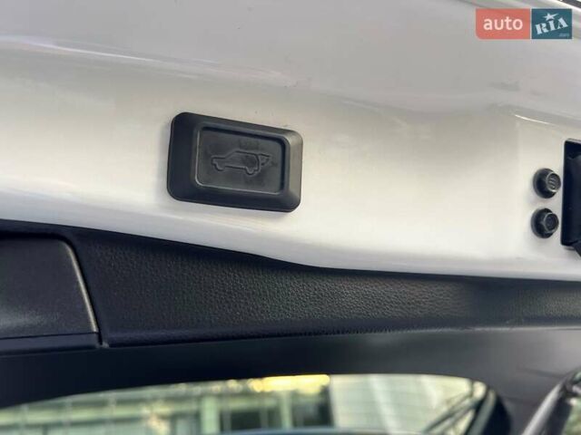 Тойота РАВ 4 2020 в Полтаве на Automoto.ua Белый Тойота РАВ 4, объемом двигателя 2.49 л и пробегом 81 тыс. км за 34000 $, фото 13 на Automoto.ua