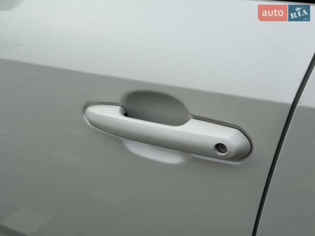 Белый Тойота РАВ 4, объемом двигателя 2.5 л и пробегом 118 тыс. км за 34000 $, фото 14 на Automoto.ua