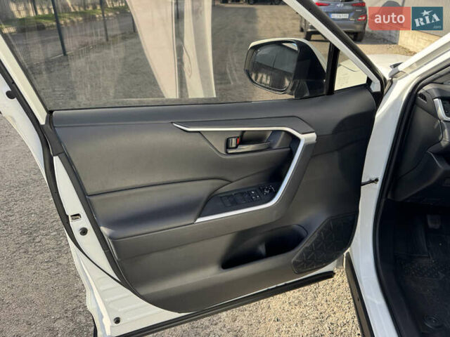 Тойота РАВ 4 2021 в Киеве на Automoto.ua Белый Тойота РАВ 4, объемом двигателя 1.99 л и пробегом 85 тыс. км за 24500 $, фото 7 на Automoto.ua